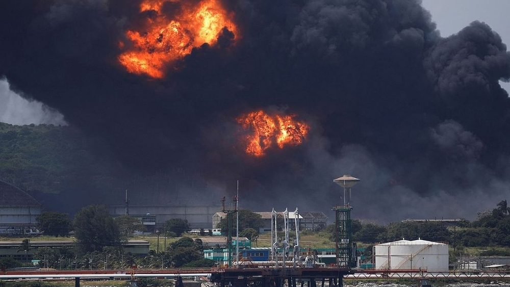 احتدام حريق في ميناء لتخزين النفط بكوبا