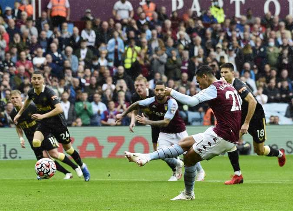 أستون فيلا يتغلب على إيفرتون في الدوري الإنجليزي الممتاز لكرة القدم