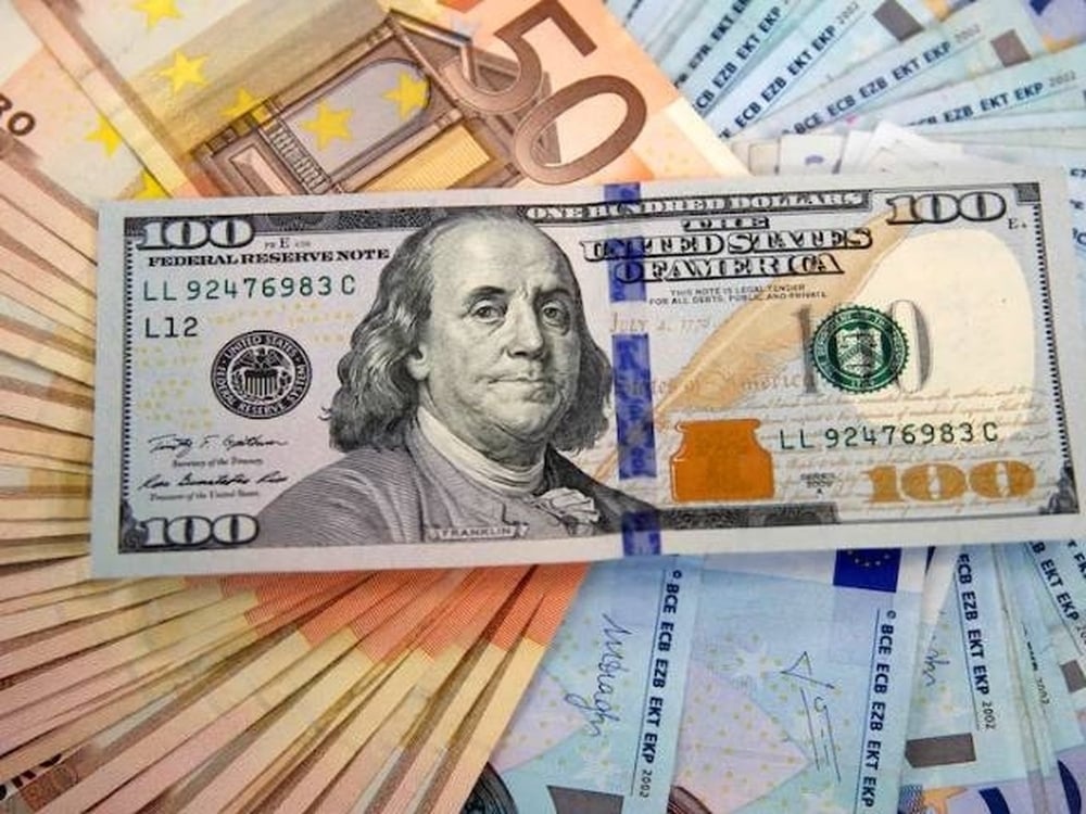 الدولار يصعد واليورو يقترب مجددًا من أدنى مستوى