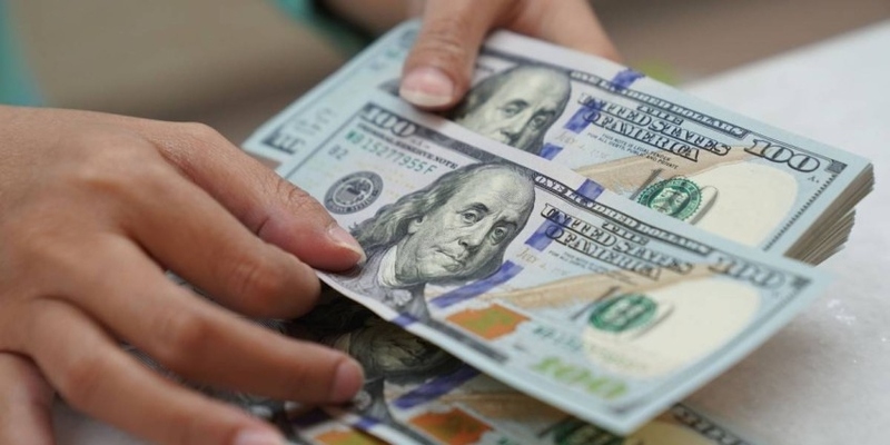 تراجع الدولار الأمريكي بالسوق العالمية
