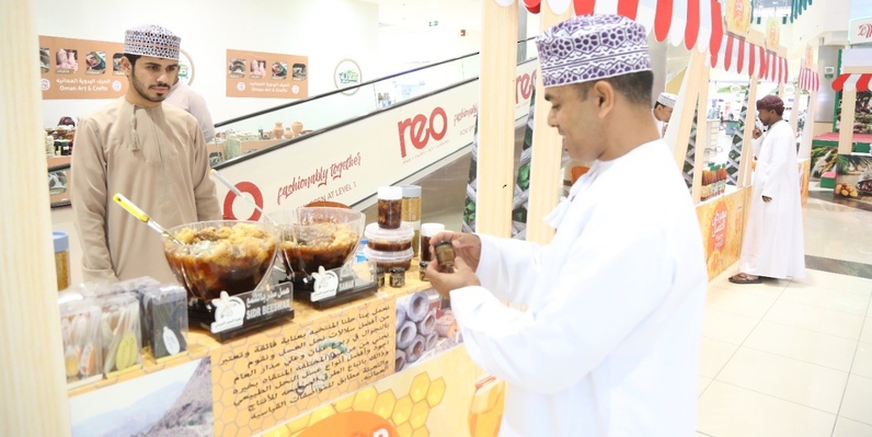 تواصل فعاليات معرض العسل والرطب بصلالة