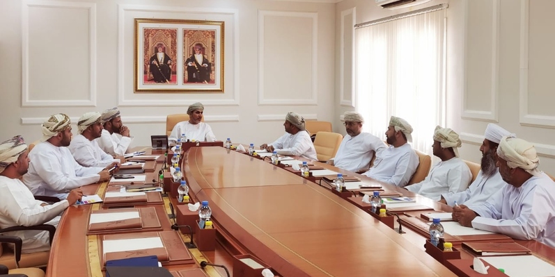 والي هيماء يلتقي بالمختصين من الشركات المنفذة للمشاريع بمحافظة الوسطى