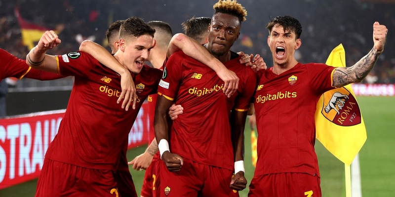 روما يهزم كريمونيزي ويقاسم نابولي وإنتر صدارة الدوري الإيطالي