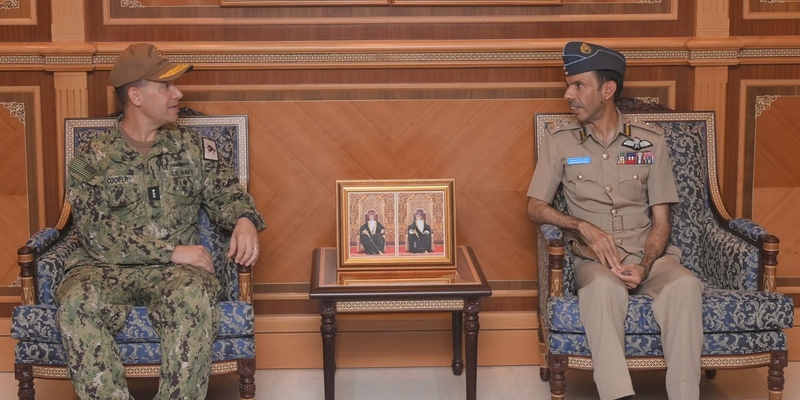 قائد سلاح الجو السلطاني العُماني بالإنابة يستقبل مسؤولًا عسكريًّا أمريكيًّا