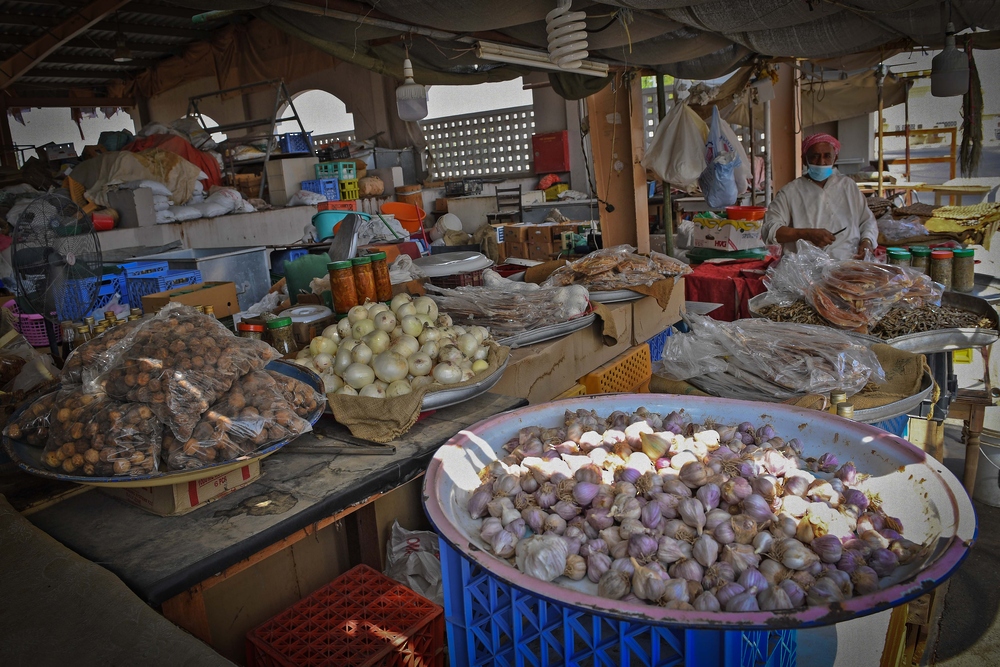 سوق البريمي المركزي يشهد حركة تجارية نشطة وتنوعًا في المعروض