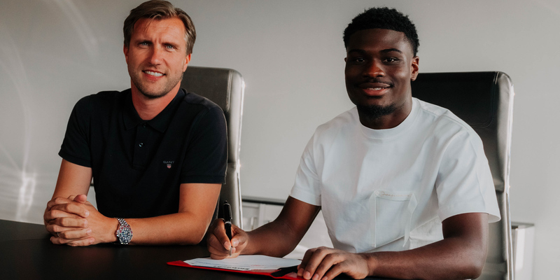 فرانكفورت يتعاقد مع دينا إبيمبي لاعب سان جيرمان