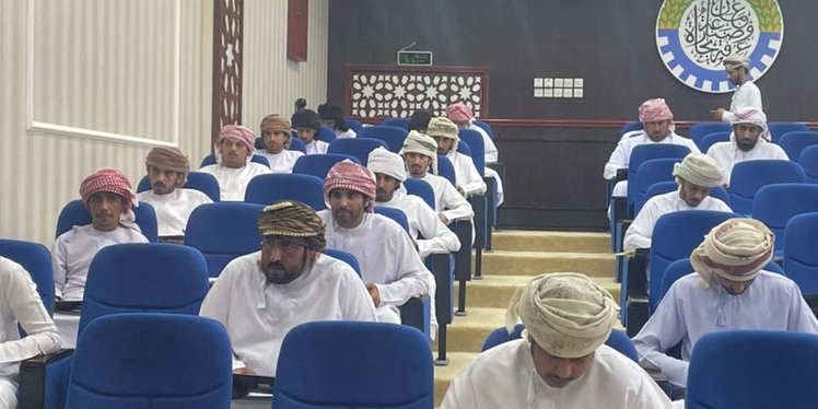 وزارة العمل تجري اختبارات لعدد من الوظائف بمحافظة الوسطى