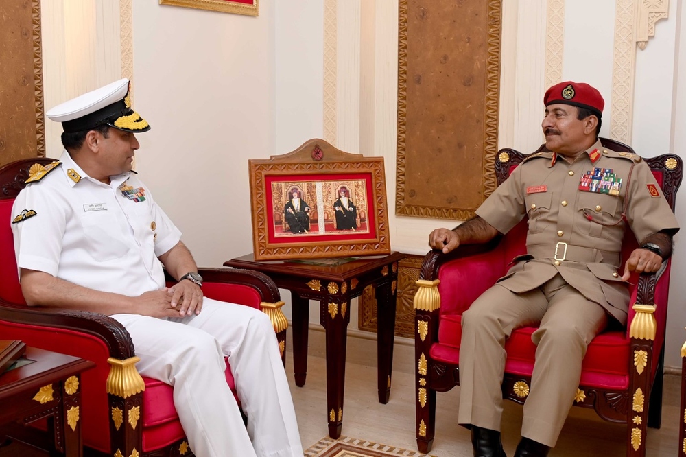 قائد الجيش السلطاني العماني يستقبل قائد الأسطول الغربي للبحرية الهندية