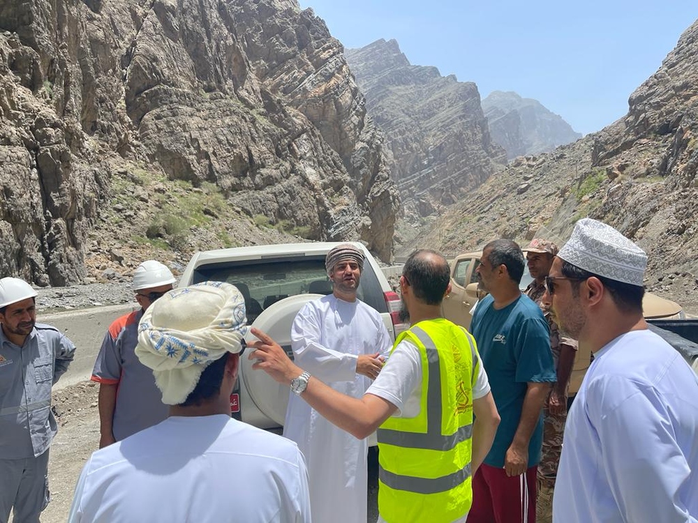 رئيس هيئة تنظيم الخدمات يطّلع على سير عمل الفرق الفنية بمحافظة جنوب الباطنة