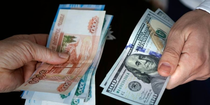 الروبل يرتفع أمام الدولار