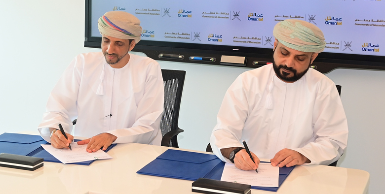 مكتب محافظ مسندم يوقّع اتفاقية مع “عمانتل” في مجال الاتصالات والإنترنت