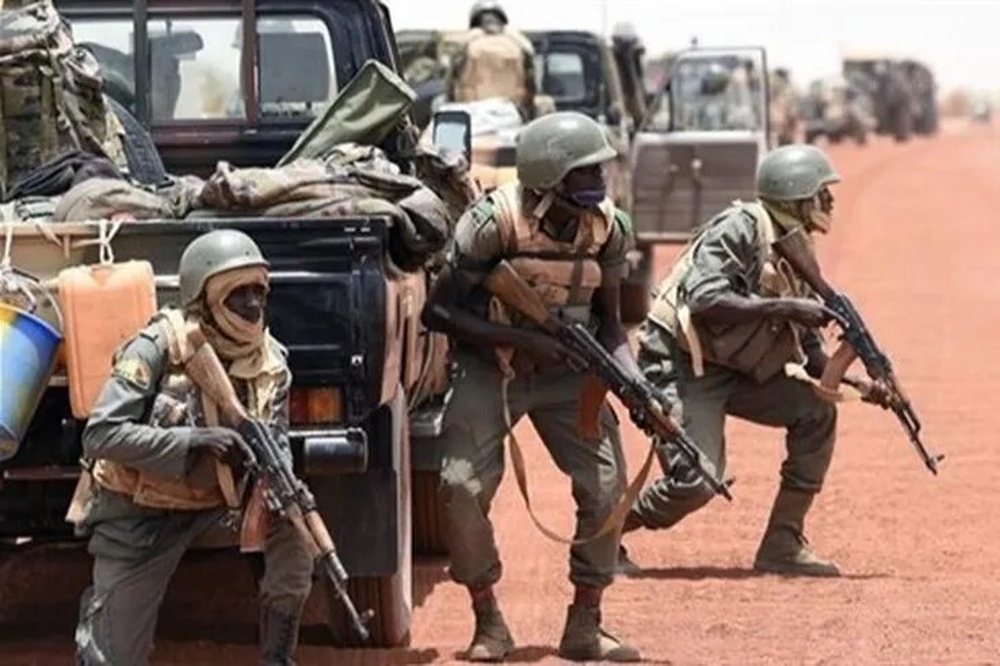 مقتل 21 شخصًا بينهم 17 جنديًا جراء هجوم إرهابي في مالي