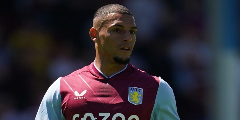 الإصابة تبعد مدافع أستون فيلا البرازيلي دييغو كارلوس لأشهر عدة عن الملاعب