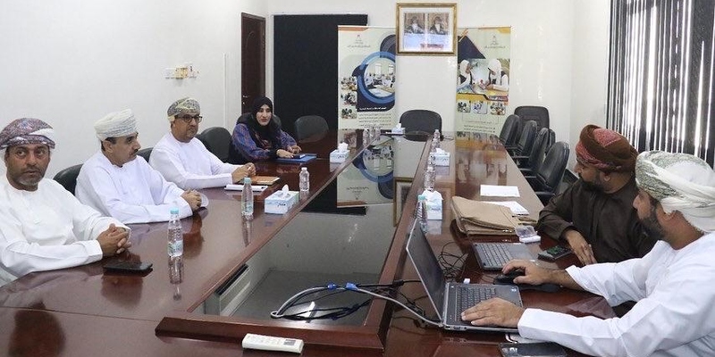 تعليمية جنوب الباطنة تناقش تطبيق أجهزة الأمن والسلامة في حافلات المدارس