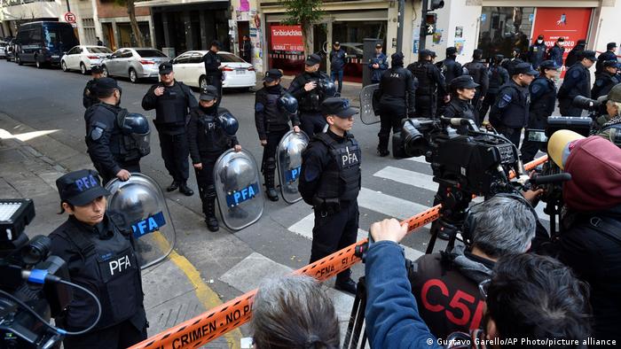 Thousands rally in solidarity after assassination attempt on Argentinian vice president
