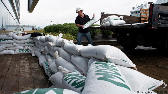 Hurricane Fiona hits Canada amid fears of 'historic, extreme event' 1 Hurricane Fiona hits Canada amid fears of ‘historic, extreme event’