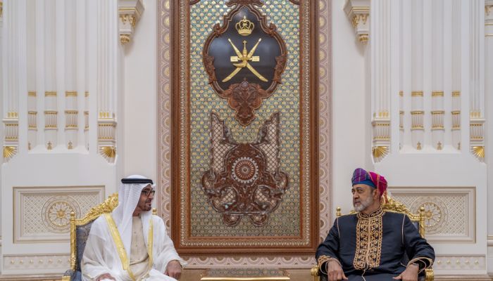 جلالة السلطان ومحمد بن زايد يعقدان لقاءً أخويًّا بقصر العلم العامر