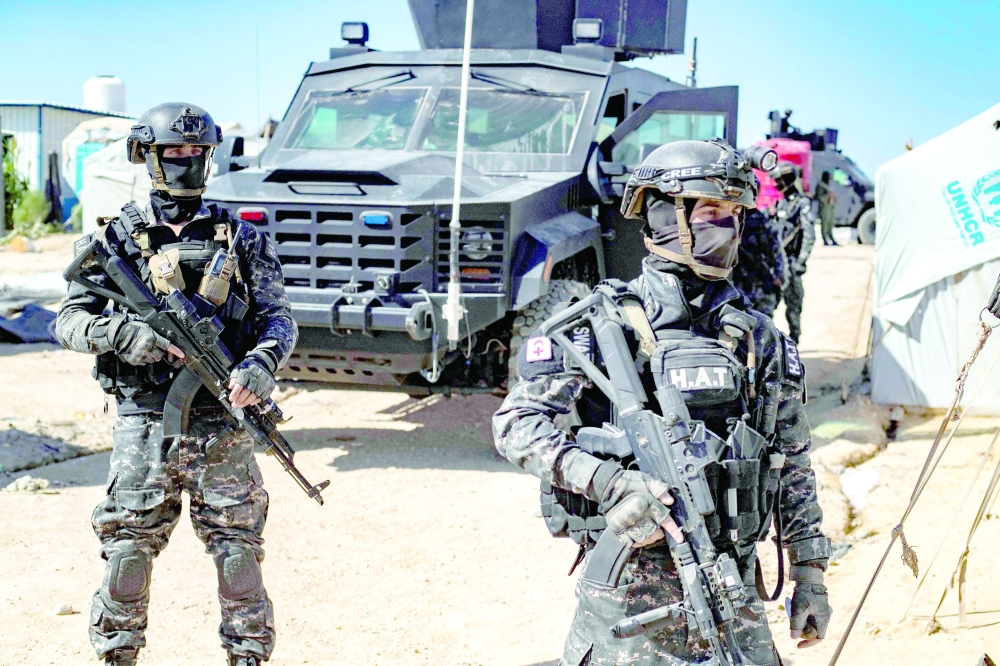 شعب أنهكته العقوبات وزادت عليه ضغوطات المعيشة والغربة والهجرة
في سوريا.. “سوق سوداء”.. من أجل الحياة