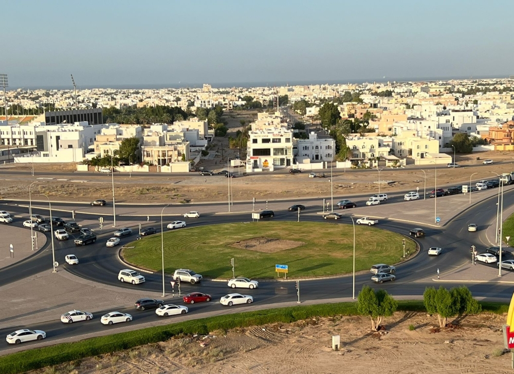 توسعة دوار الجامع وإضافة حارات وشبكة تصريف مياه على شارعي مزون والشباب