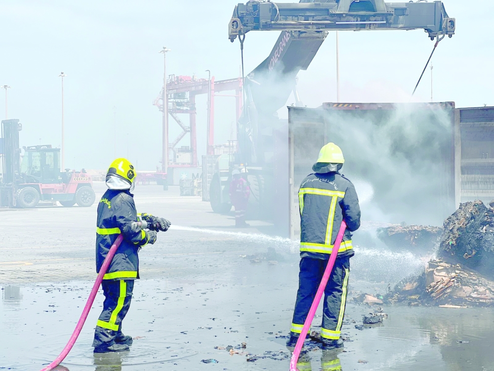 اخماد حريق في عدد من حاويات ميناء صلالة