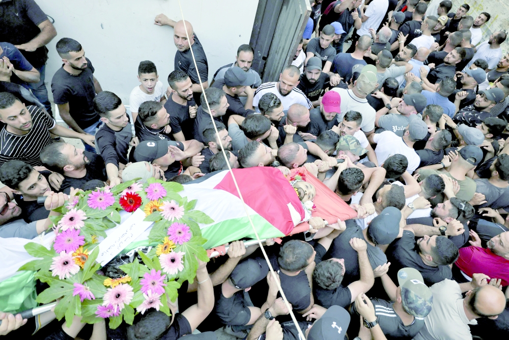 مئات الفلسطينيين في سجون الإحتلال يشرعون في إضراب مفتوح
مقتل فلسطينين اثنين في الضفة الغربية ,, وعشرات المستوطنين يقتحمون المسجد الأقصى