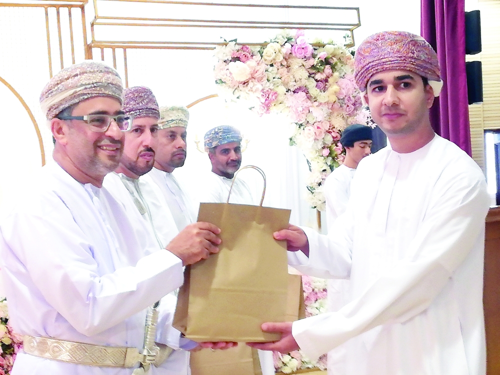 تكريم 152 من الطلبة الفائزين في مسابقة الابتكار والمعرفة بالحمراء