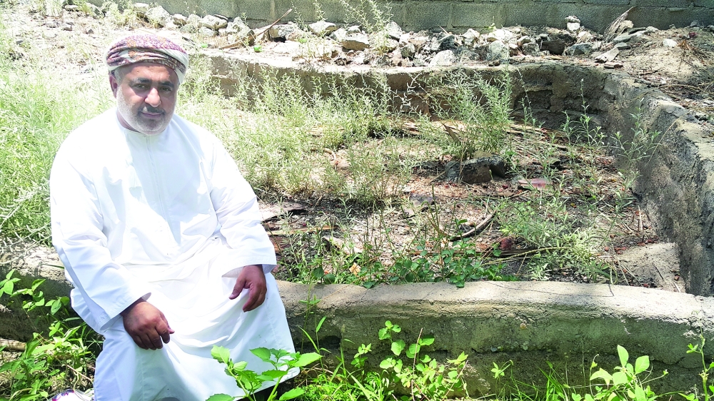 أضاميم: أمام قبر خلفان بن جميل أرتشف «القطرة الغيثية»