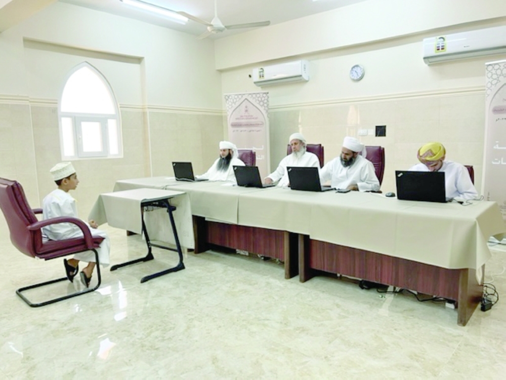 تقييم المشاركين في مسابقة السلطان قابوس لحفظ القرآن الكريم بقريات
