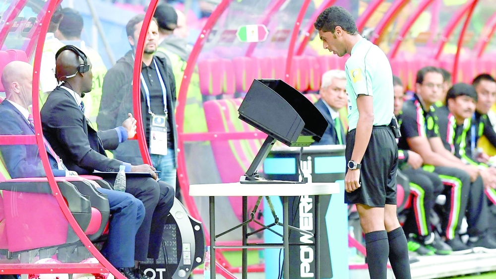 لجنة الحكام تقر بأخطاء في تقنية الفيديو “VAR” !