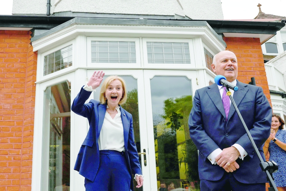 متعهدة يتحقيق نتائج خلال العالمين الفادمين
ليز تراس تفوز بزعامة حزب المحافظين البريطاني ورئاسة الوزراء 2 متعهدة يتحقيق نتائج خلال العالمين الفادمين
ليز تراس تفوز بزعامة حزب المحافظين البريطاني ورئاسة الوزراء