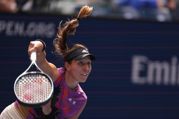 Swiatek battles back to reach quarters, Pliskova wins