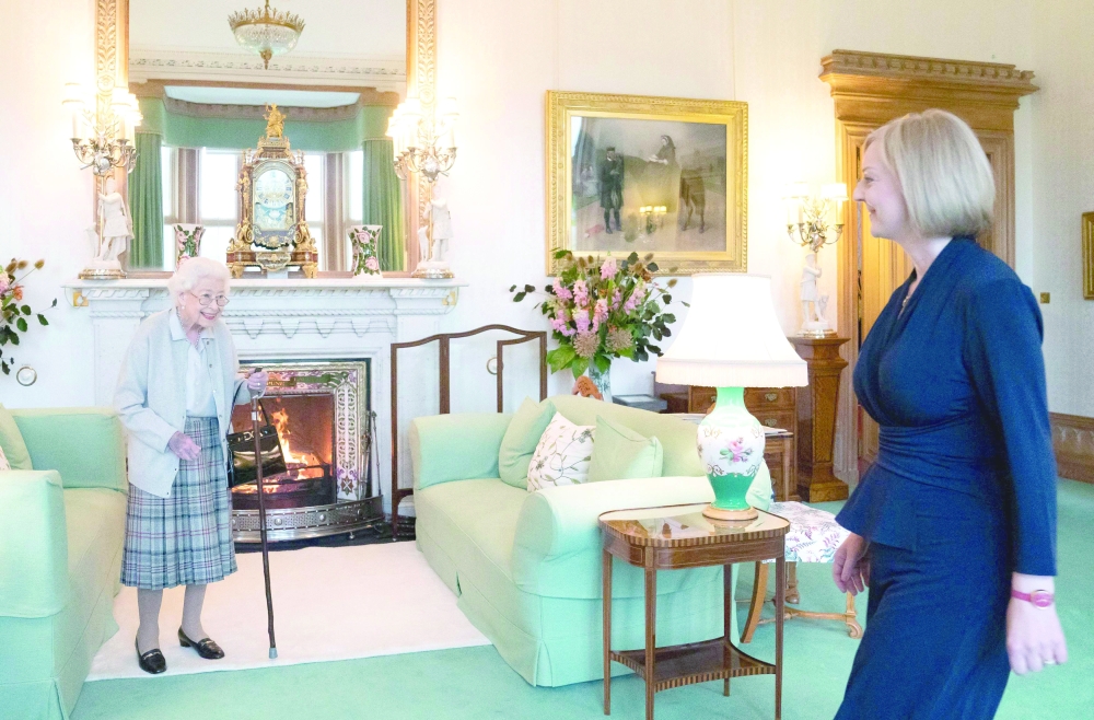 ليز تراس تتولى رسميًا رئاسة وزراء بريطانيا بعد اجتماعها مع الملكة