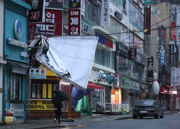 2 dead as typhoon Hinnamnor rips across S Korea's industrial area