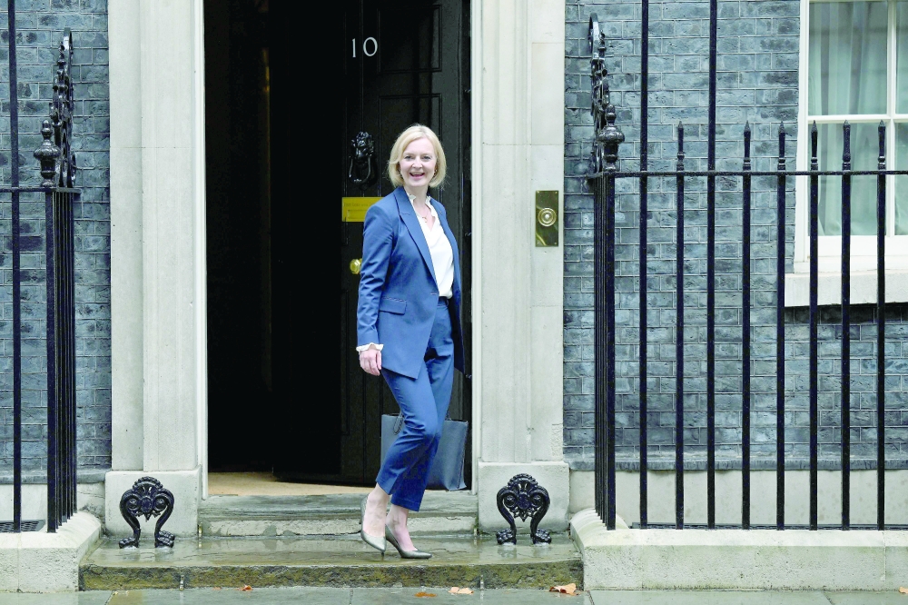 رئيسة الوزراء البريطانية الجديدة تعد بـ”الخروج من العاصفة الاقتصادية” وتعلن فريقها الجديد