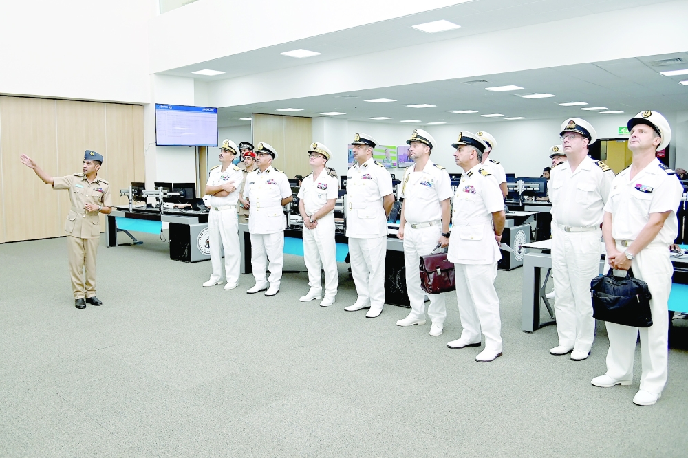 وفد من قوة آجينور الأوروبية يطلع على مهام مركز الأمن البحري