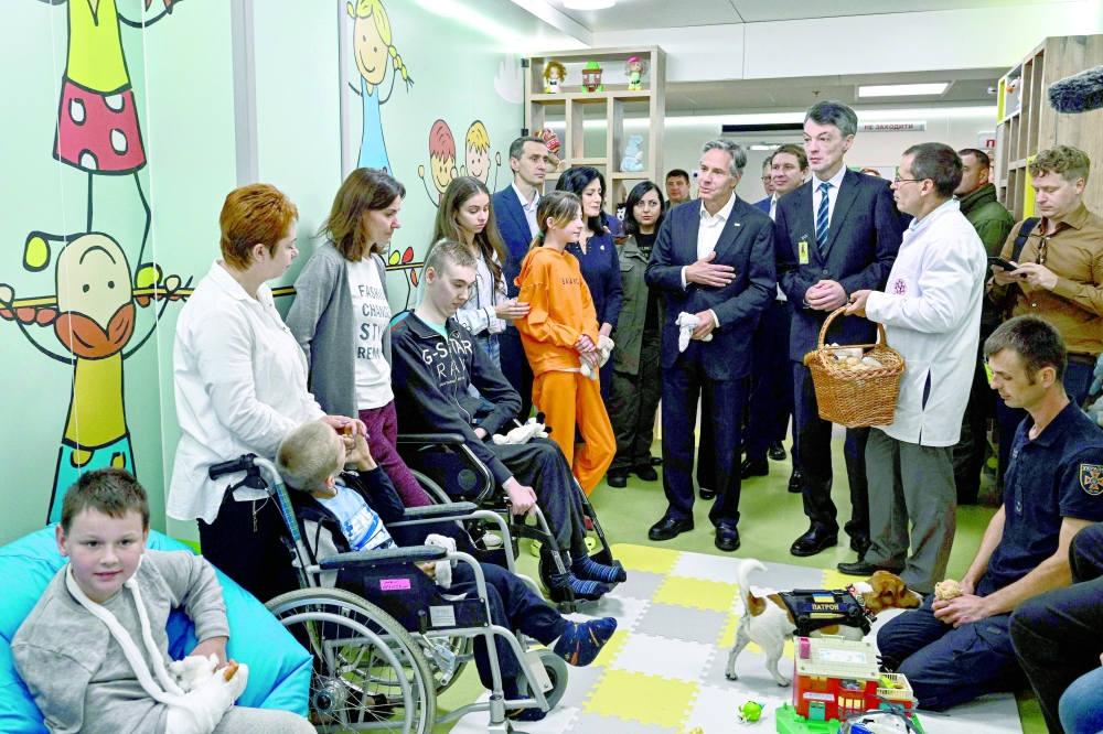 القوات الأوكرانية تستعيد بلدات في خاركيف ..ووزراء دفاع الحلفاء يبحثون تعزيز الدعم
واشنطن تعلن عن ملياري دولار مساعدة لأوكرانيا و18 دولة مجاورة لها