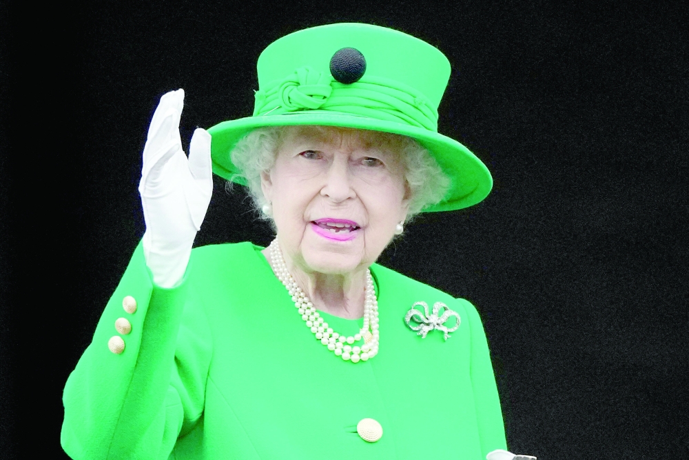 الأطباء أوصوا بأن “تبقى تحت المراقبة الطبية” في مقر اقامتها بقصر بالمورال باسكتلندا
قصر باكينغهام:  قلق حول صحة إليزابيث الثانية ملكة بريطانيا