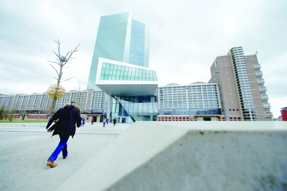 رئيس مجموعة اليورو يزيد الضغوط لمكافحة التضخم ومواجهة أزمة الطاقة