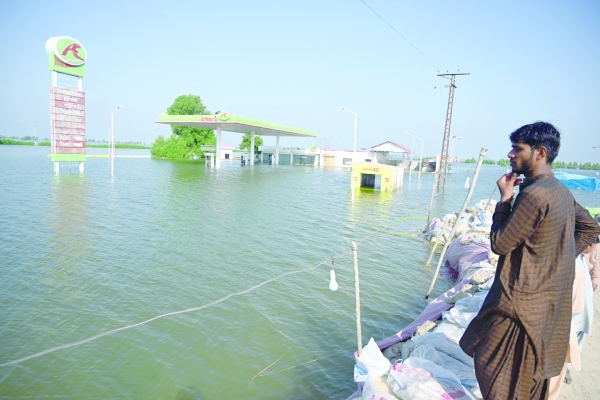 UN chief slams climate change 'insanity' on Pakistan flood visit