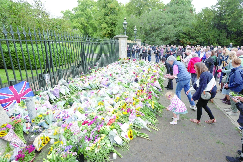 إعلان الحداد وتنكيس الأعلام .. وبوتين “لن يحضر” الجنازة
العالم يشارك البريطانيين حزنهم على الملكة الراحلة إليزابيث الثانية