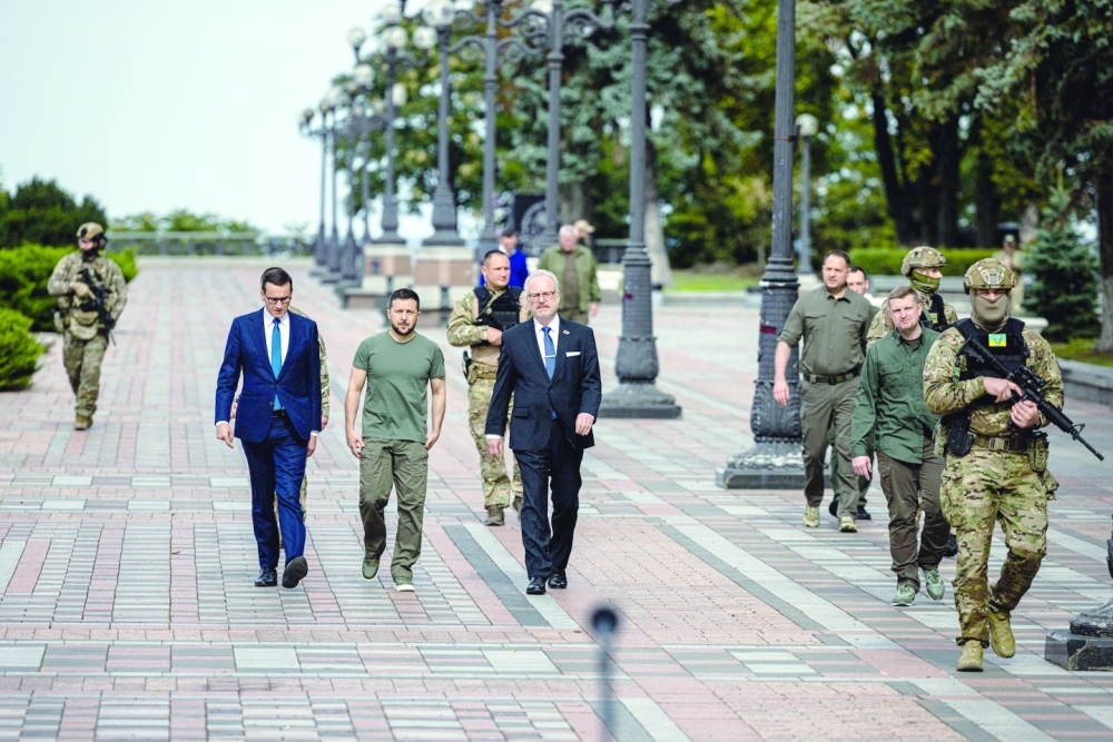 “الأمم المتحدة”: روسيا تحتجز مئات الأوكرانيين
مقتل 8 مدنيين بضربات روسية على مدينة بخموت الأوكرانية