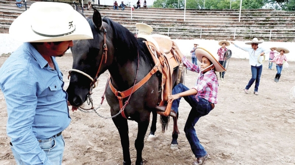 School trains new generation in Mexican cowboy traditions