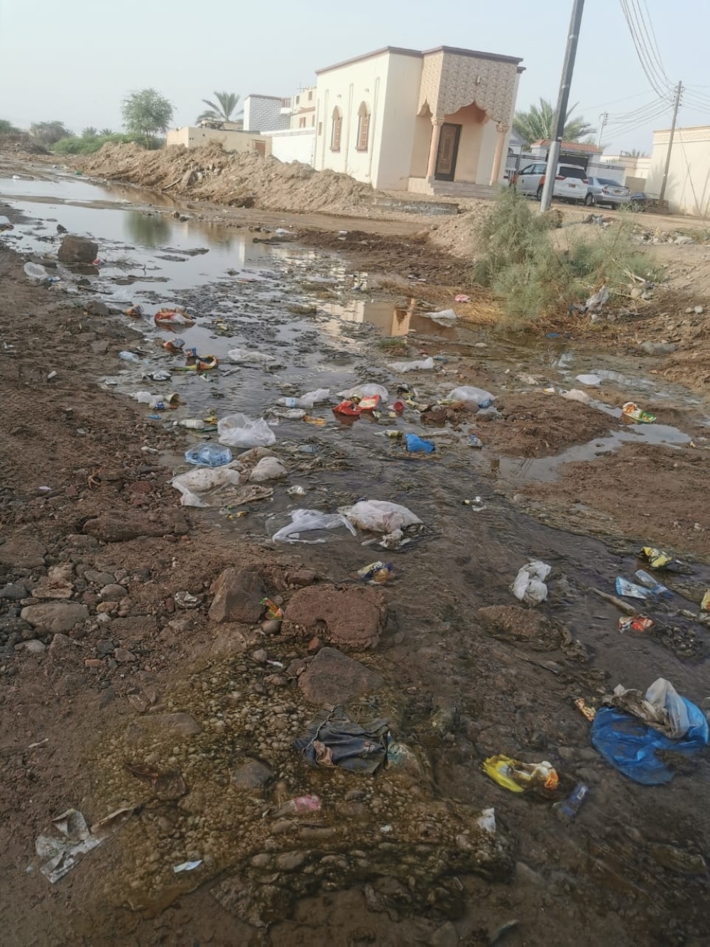 مياه مجهولة المصدر في جعلان بني بوعلي تتسبب بأضرار في المنازل والطرق