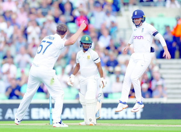 South Africa struggle as England take control of third Test.