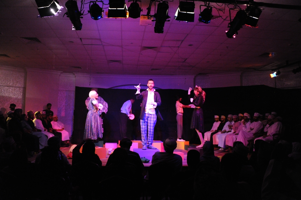 «صندوق الألعاب» تفتتح مهرجان البن لمسرح الغرفة