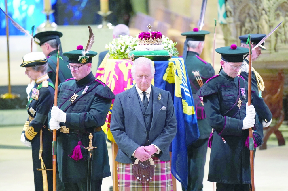 البريطانيون يتوافدون إلى ادنبرة لوداع إليزابيث الثانية قبل نقل جثمانها إلى لندن