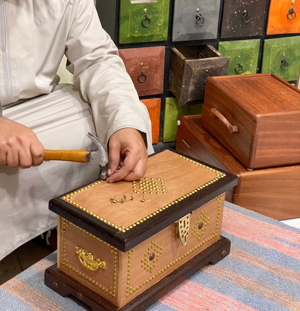 سليمان الجهوري يسعى للنهوض بالهوية العمانية في الصناعات الخشبية