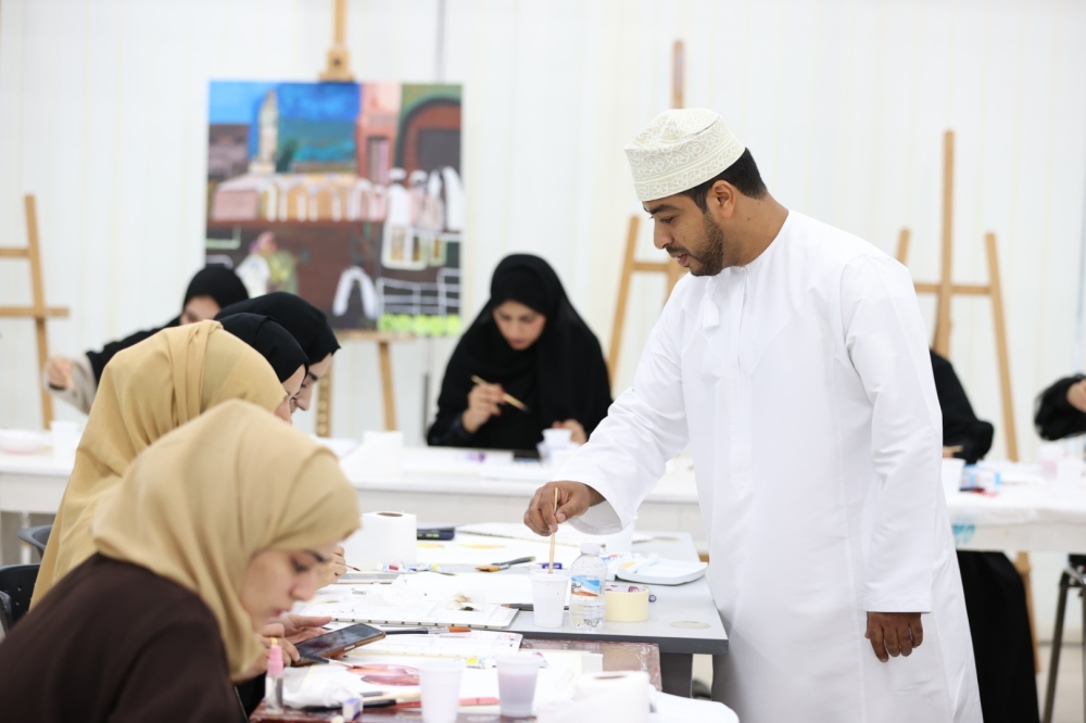 بدء فعاليات حلقة عمل الألوان المائية بمشاركة (37) فنانا عمانيا