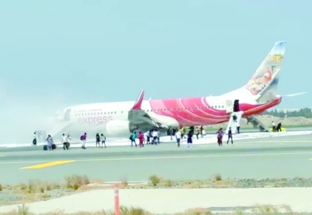 اندلاع حريق في طائرة هندية بمطار مسقط الدولي .. وركابها بأمان