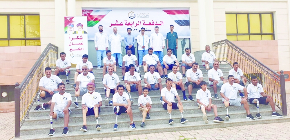 30 جريحا يعودون لليمن بعد رحلة علاجية بمركز الأطراف بصلالة